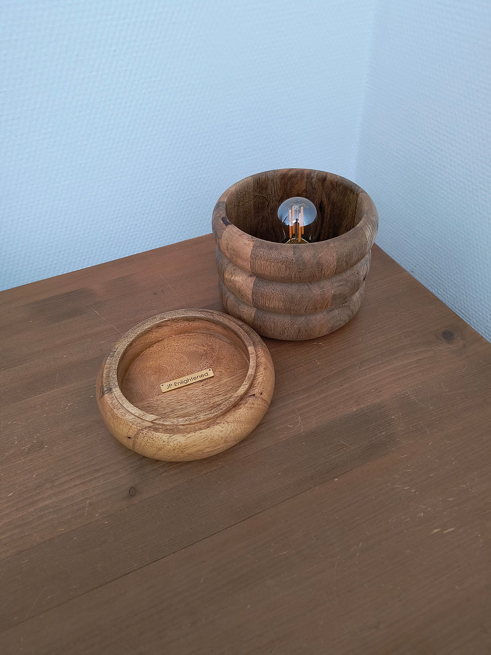 Thumbnail: BEEHIVE - designlamp uit mangohout met gezellige LED