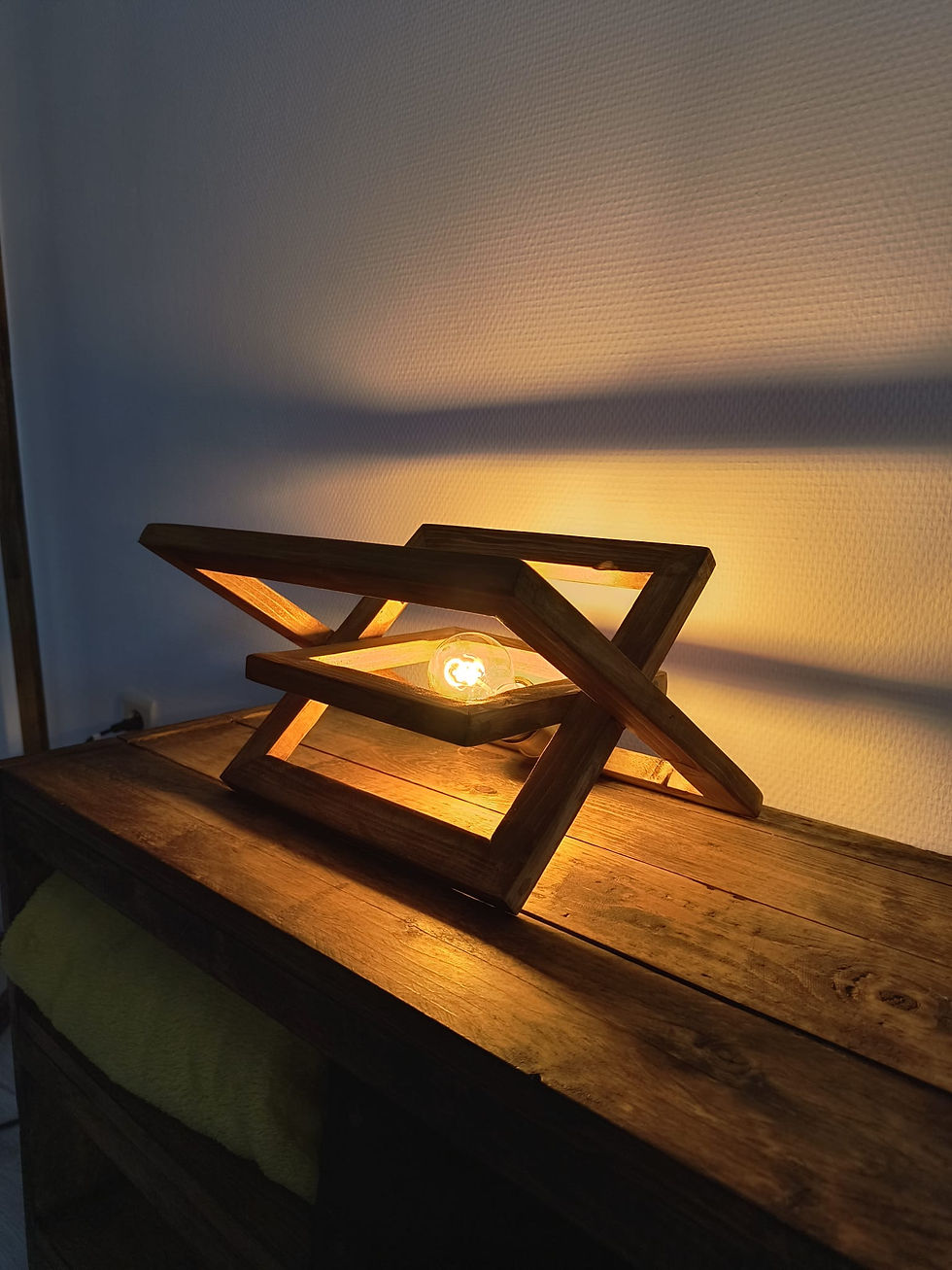 Thumbnail: COLLAPSE - designlamp uit massief vuren hout