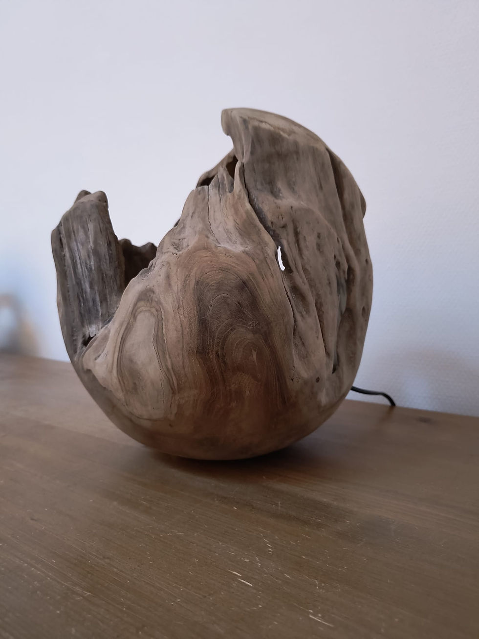 Thumbnail: Aanzicht van handgemaakte designlamp CAVE uit teak hout wanneer de lamp niet aan is
