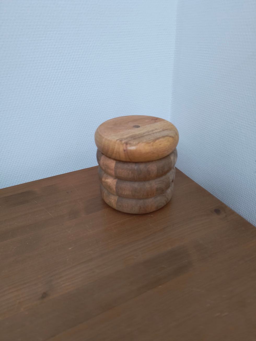 Thumbnail: BEEHIVE - designlamp uit mangohout met gezellige LED
