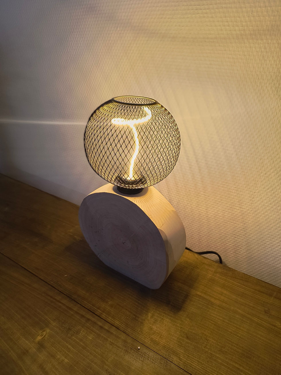Thumbnail: SWIRL - designlamp uit massief hout met speciale LED