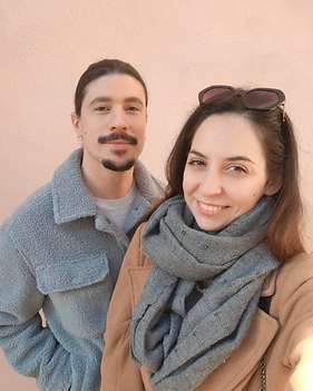 David et Océane, fondateurs de Solera Conciergerie au Cap d’Agde, prêts à accueillir et gérer vos locations saisonnières avec professionnalisme et convivialité.