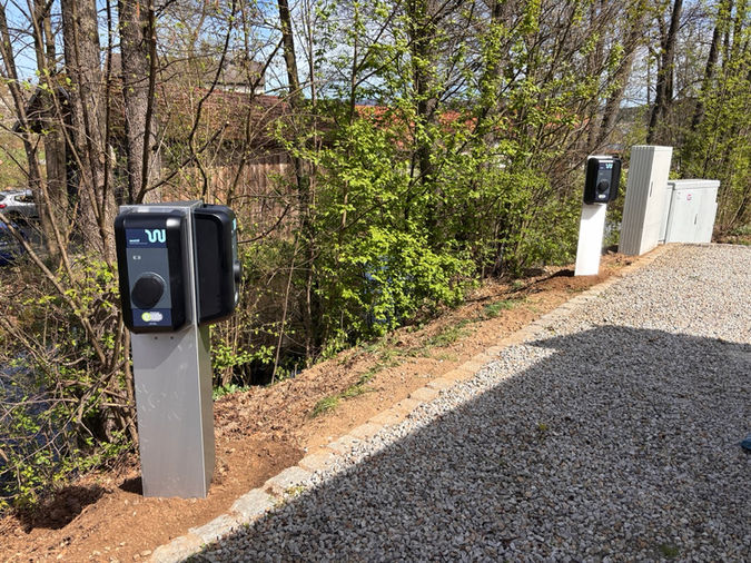 Öffentlicher Parkplatz mit vier Wattif AC-Ladern