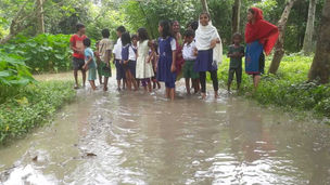 বৃষ্টিতে হাঁটু জল রাস্তায়, পথ অবরোধ পড়ুয়াদের