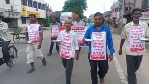 থালা হাতে ভিক্ষা মিছিলে টোটোচালকরা