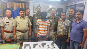 অত্যাধুনিক আগ্নেয়াস্ত্র-কার্তুজ সহ ধৃত এক