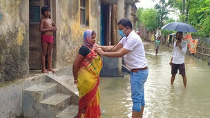 বানভাসিদের জন্য স্বাস্থ্য পরীক্ষা শিবির মানিকচকে