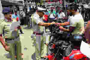 আবার চুরির জিনিস ফিরিয়ে দিল পুলিশ