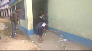 বই-খাতার বদলে পড়ুয়াদের হাতে ঝাড়ু