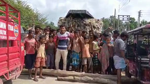 বিদ্যুৎ নেই, নতুন ট্রান্সফরমারের জন্য সড়ক অবরোধ