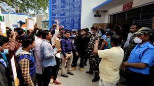 হিজাব বিতর্ক রতুয়ায়, বরখাস্তের আবেদনে বিক্ষোভ
