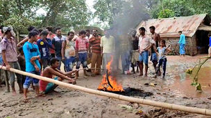বেহাল রাস্তায় ধানের চারা রোপণ, জ্বলল টায়ার