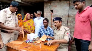 বাড়ি ঘেরাও জনতার, উদ্ধার লক্ষাধিক টাকার মাদক