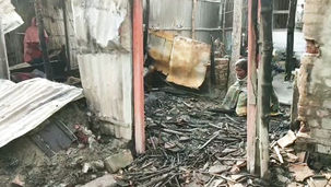 চাঁচলে অগ্নিকাণ্ডে ভস্মীভূত সঞ্জয়ের বাড়ি