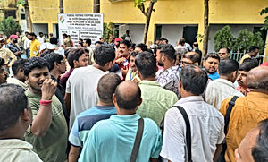 পোস্টাল ব্যালট ভোটকেন্দ্রে উত্তেজনা, হাজির হলেন দুই প্রার্থী