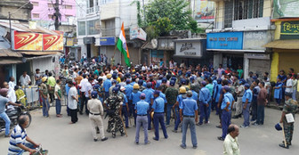 মিছিল রুখল পুলিশ, অবস্থান বিক্ষোভে সাংসদ