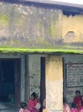 বেহাল অবস্থায় অঙ্গনওয়াড়ি কেন্দ্র, চাঙর ভেঙে দুর্ঘটনার আশঙ্কা