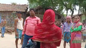 চাঁচলে বিয়ের দাবিতে ধরনায় যুবতি