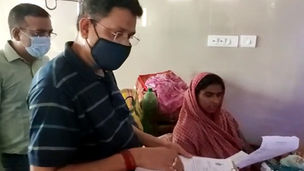 চিকিৎসাধীন মহিলাদের জন্য দুয়ারে সরকারের ফর্ম নিয়ে হাসপাতালে প্রশাসনিক কর্তারা