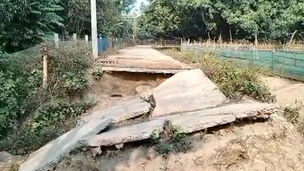 এক বছরের মধ্যে ধসে পড়ল রাস্তা, নিম্নমানের কাজের অভিযোগ
