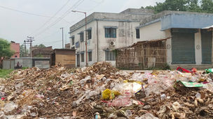 বাজার এখন মদের আখরা, সমস্যায় ব্যবসায়ীরা