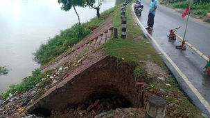 মহানন্দা ফুঁসছে, শাকমোহনে রাজ্য সড়কে ধস
