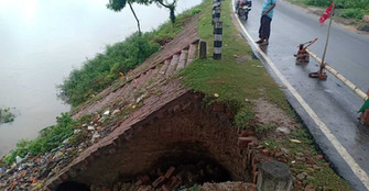 মহানন্দা ফুঁসছে, শাকমোহনে রাজ্য সড়কে ধস