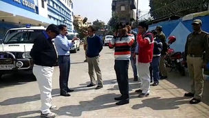 রোগীদের সাথে কথা বলতে হাসপাতালে এলেন জেলাশাসক