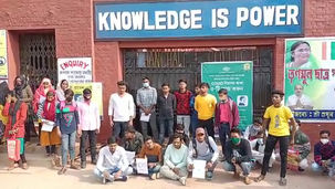 পাঠ্যপুস্তকের দাবিতে কলেজে বিক্ষোভ