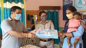 মহিলা সিভিক ভলান্টিয়ারদের শিশুদের জন্য দেওয়া হল স্বাস্থ্য কিট