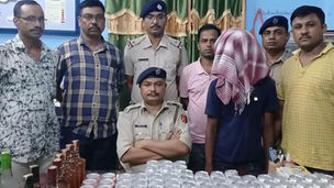 আমের পেটিতে লুকিয়ে মদ পাচারের চেষ্টা, ধৃত এক
