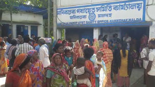 দলের রং দেধে বিলি হচ্ছে ত্রাণ! ব্লক অফিসে বিক্ষোভ দুর্গতদের