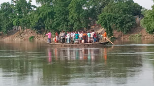 লাইফ জ্যাকেটের বালাই নেই, ঝুঁকির পারাপার মহানন্দায়