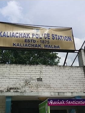 গ্রাম্য বিবাদে মুড়ি-মুড়কির মতো বোমাবাজি কালিয়াচকে