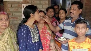 লক্ষ্য বিমানসেবিকা হওয়া, স্বপ্নের কাঁটা দরিদ্রতা