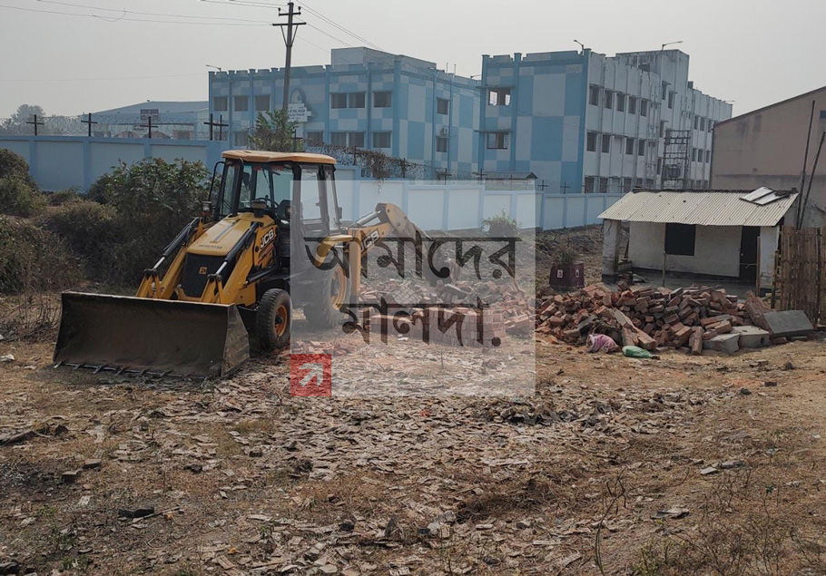 police-officer-broke-boundary-wall-of-disputed-land