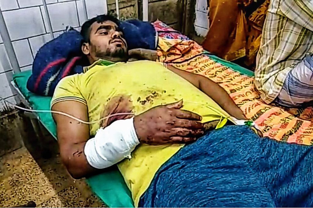 মদের ঠেকে পুলিশের হানা, পালটা আক্রমণ মদ্যপদের