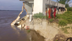ভাঙনে তলিয়ে যাচ্ছে আস্ত স্কুল, সমস্যায় পড়ুয়ারা