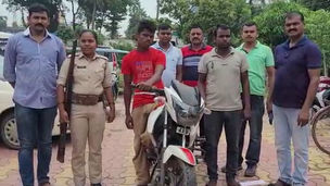 সীমান্তে উদ্ধার চোরাই মোটরবাইক, ধৃত ২