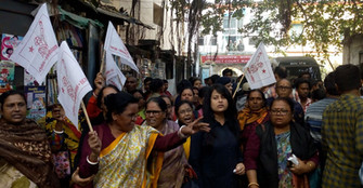ফাঁসি চাই, আদালত চত্বরে বিক্ষোভ মহিলাদের