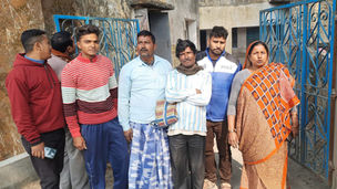 স্কুলে আসেন না প্রধান শিক্ষক, বিক্ষোভ অভিভাবকদের