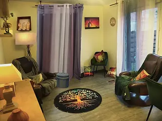 cabinet de psychologie clinique avec belle décoration chaleureuse et accueillante qui contient et sécurise sur le motif coloré d’arbre de vie