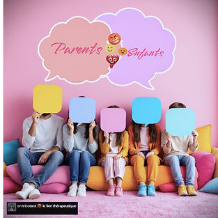 Les membres d’une même famille discutent entre eux à l’aide de post-it sur eux et grosse bulle de parole posés en dessus de chaque tête Thérapie en famille