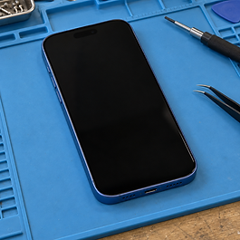 修理用のマットの上に置かれたiPhoneと工具|iPhoneのバッテリー交換