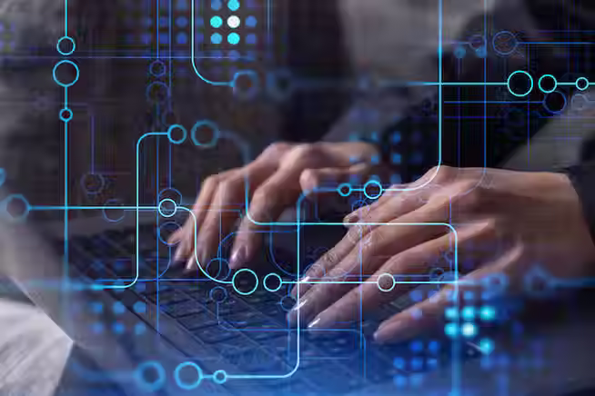 mulher-digitando-o-teclado-para-criar-um-software-inovador-para-mudar-o-mundo-e-fornecer-u