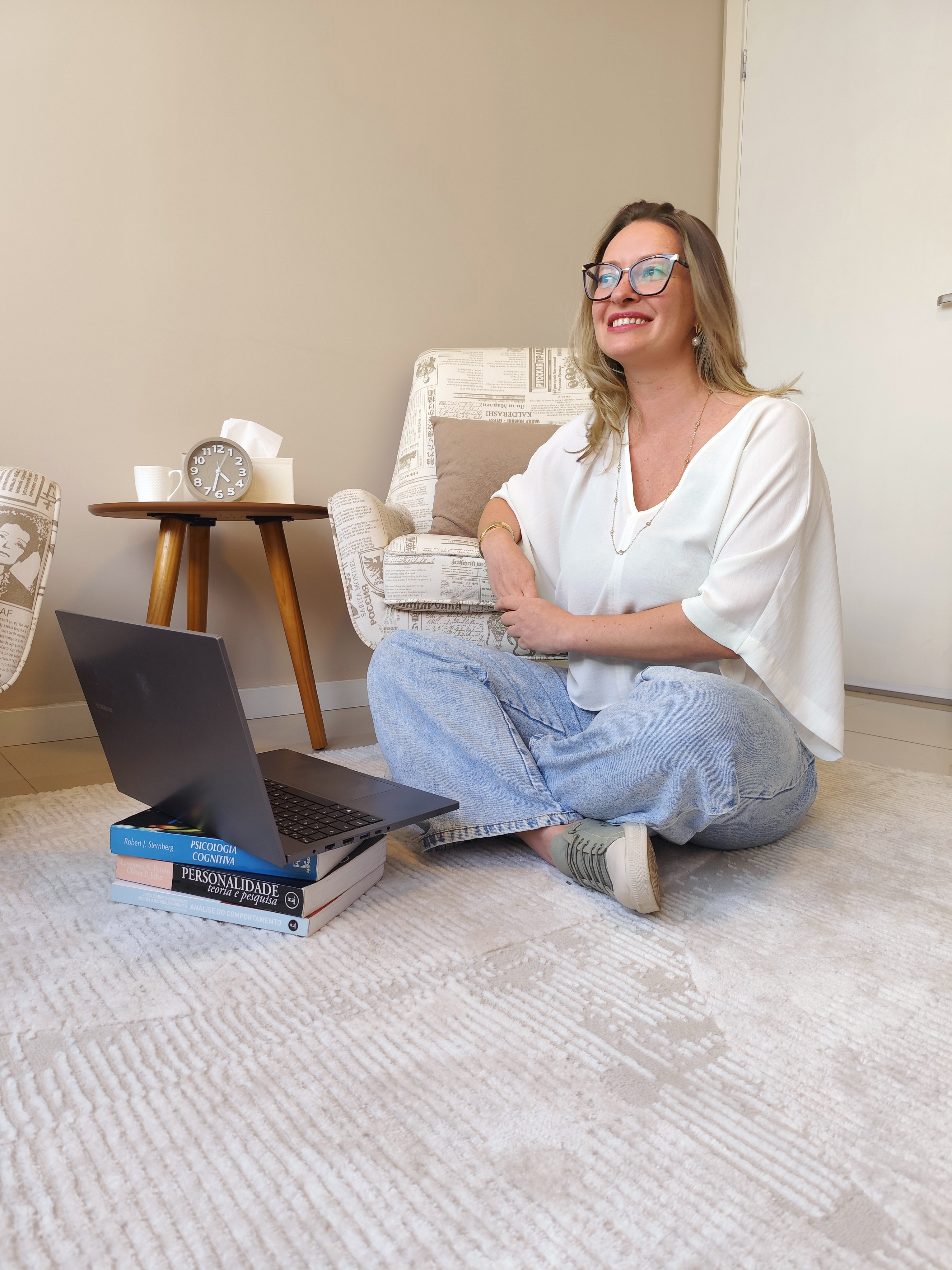 Vanessa trabalha com Terapia Contextual (ACT) e trabalho o vínculo e a escuta em suas sessões.