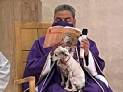 Padre recebe críticas após celebrar missa com sua cadelinha no colo