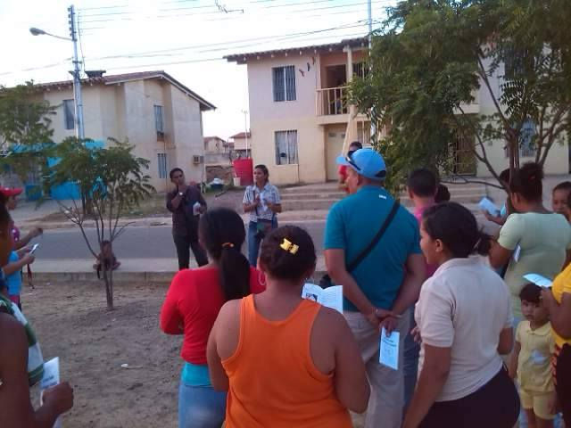 Estudiantes y comunidad en la charla