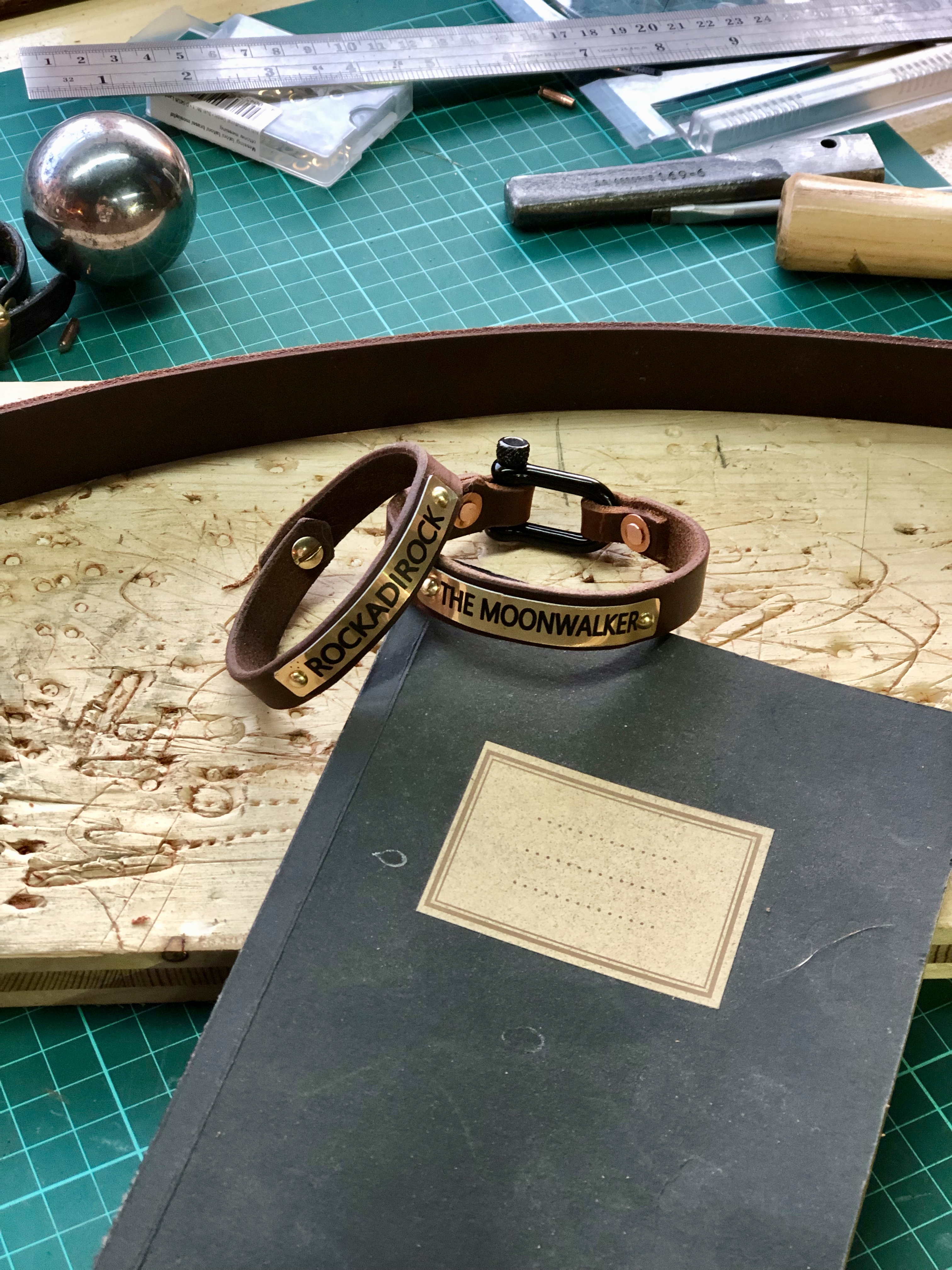 LEDERARMBAND