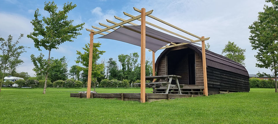 Glamping pod with fire pit, picnic bench and pergola